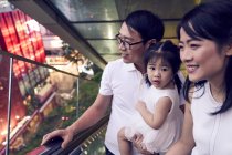 Щаслива азіатська сім'я проводить час разом — стокове фото
