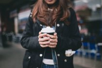 Woman holding a coffee cup in Australia — Stock Photo