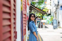 Atractivo asiático mujer posando en calle - foto de stock