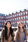 Duas mulheres bonitas passeando em Madrid — Fotografia de Stock
