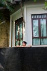 RELEASES Junge asiatische Frau entspannt sich in einem Pool — Stockfoto
