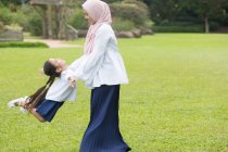 Madre e bambino si divertono nel parco . — Foto stock