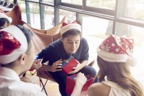Compagnie de jeunes amis asiatiques ensemble célébrer Noël — Photo de stock