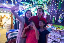 Família alegre tirando selfies no Hari Raya Geylang Bazaar, Cingapura — Fotografia de Stock