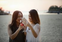Hermosa joven asiático mujeres tomando selfie con vino - foto de stock