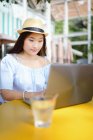 Красива молода азіатська жінка використовує ноутбук — стокове фото
