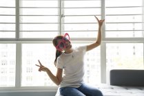 Jeune femme s'amuser avec ses lunettes amusantes — Photo de stock