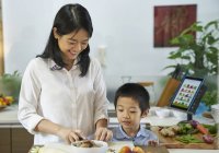 Feliz joven asiático familia cocinar juntos en cocina - foto de stock