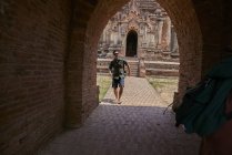 Молодая пара путешествует по древнему храму, Пагода, Баган, Мьянма — стоковое фото
