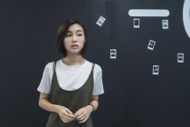 Молодая азиатская деловая женщина, позирующая в современном офисе — стоковое фото