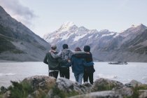 Groupe d'amis profitant de la vue à Milford Sound, Nouvelle-Zélande — Photo de stock