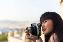 Євразійська жінка, беручи фотографії з камери в Барселоні — стокове фото