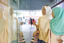 Красивые женщины в хиджабах в Раффлз Плейс, Сингапур — стоковое фото