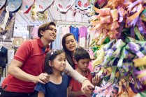 Shopping en famille pour des fleurs pendant Hari Raya Bazaar à Geylang, Singapour — Photo de stock
