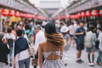 Visão traseira da jovem mulher hipster nas ruas do Japão — Fotografia de Stock