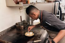 Молодая азиатская кухня шеф-повара — стоковое фото
