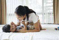 Madre legame con suo figlio sul letto — Foto stock