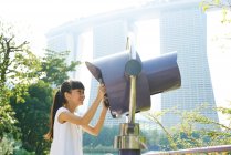 Giovane ragazza che esplora Giardini dalla baia con un binocolo elettronico — Foto stock