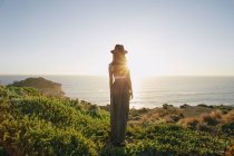 Silhouette einer jungen Frau, die Australien erkundet — Stockfoto
