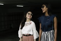 Молодые случайные азиатские девушки, идущие вместе — стоковое фото
