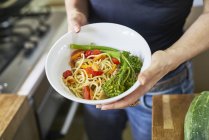 Abgeschnittenes Bild einer Frau, die Salat in der Küche kocht — Stockfoto