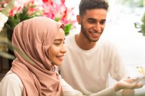 Молодая мусульманская пара в цветочном магазине — стоковое фото