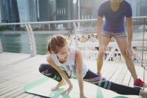 Schleppen junge asiatische Frauen Stretching im Freien — Stockfoto