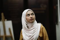 Giovane donna d'affari asiatica in hijab in ufficio moderno — Foto stock