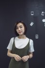 Молодая азиатская деловая женщина в современном офисе — стоковое фото