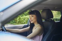 Junge schöne asiatische weibliche Fahrer — Stockfoto