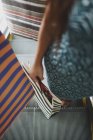 Abgeschnittenes Bild einer Frau mit Einkaufstüten — Stockfoto