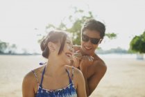 Bela jovem asiático casal relaxante no praia juntos — Fotografia de Stock