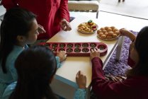 Молоді азіатські сім'ї святкування Харі Райян в Сінгапурі і гра традиційна гра — стокове фото