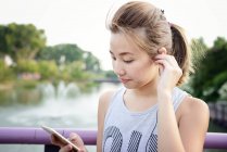 Joven asiático mujer escuchar a música - foto de stock