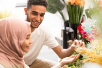 Jeune couple musulman dans la boutique de fleurs — Photo de stock