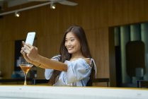 Приваблива молода азіатська жінка приймає селфі — стокове фото