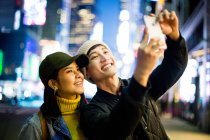 Touriste asiatique prendre un selfie dans Time Square — Photo de stock