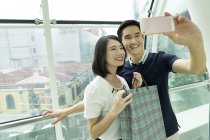 Giovane asiatico coppia taking selfie — Foto stock