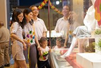 Щаслива азіатська сім'я проводить час разом і покупки — стокове фото