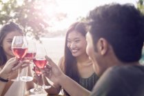 Attraktive junge asiatische Freunde trinken — Stockfoto