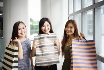 Mignon asiatique femmes avec shopping sacs — Photo de stock