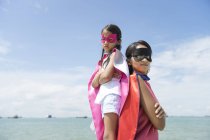 Retrato de madre e hija disfrazadas de superhéroes - foto de stock