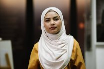 Молода азіатська бізнес-леді в хіджабі в сучасному офісі — стокове фото
