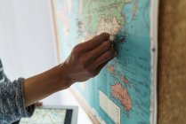 Cropped image of man pinning the world map — Stock Photo