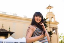 Joven turista eurasiático posando ante la cámara en Barcelona - foto de stock