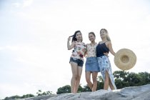 Três jovens senhoras apreciando a brisa . — Fotografia de Stock