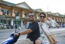 Jeune couple errant dans les rues de Koh Chang, Thaïlande avec un vélo — Photo de stock