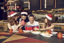 Companhia de jovens amigos asiáticos juntos celebrando o Natal — Fotografia de Stock