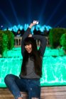 Giovane donna asiatica con smartphone in posa per la fotocamera a Barcellona — Foto stock