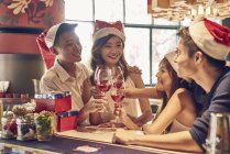 Gesellschaft junger asiatischer Freunde feiert gemeinsam Weihnachten — Stockfoto